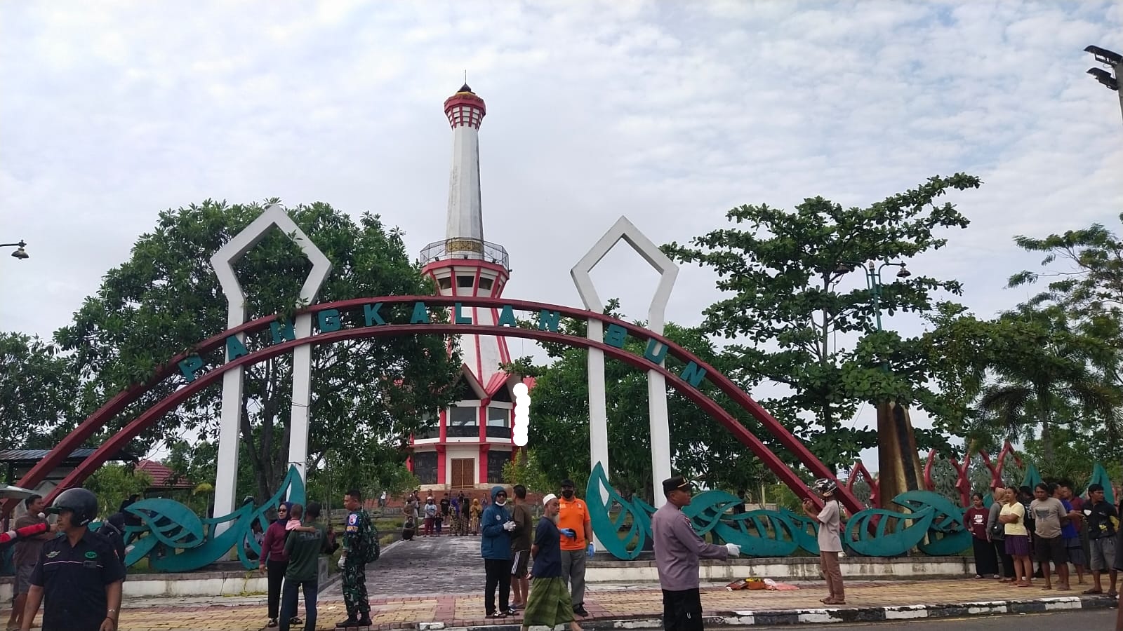 GEGER: Pangkalan Bun dibuat geger dengan penemuan pelaku gantung diri di bundaran pangkalan lima (bundaran kecubung), Selasa (4/11/2025) (Syamsudin Danuri/Radar Sampit)