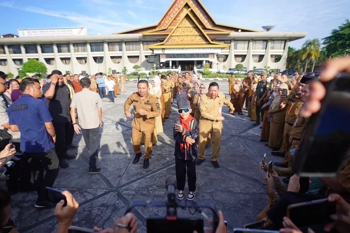Potret Gubernur Riau Abdul Wahid dan jajaran saat menari bersama bocah pacu jalur Rayyan Arkan Dikha pada Selasa (8/7). (Media Center Riau)