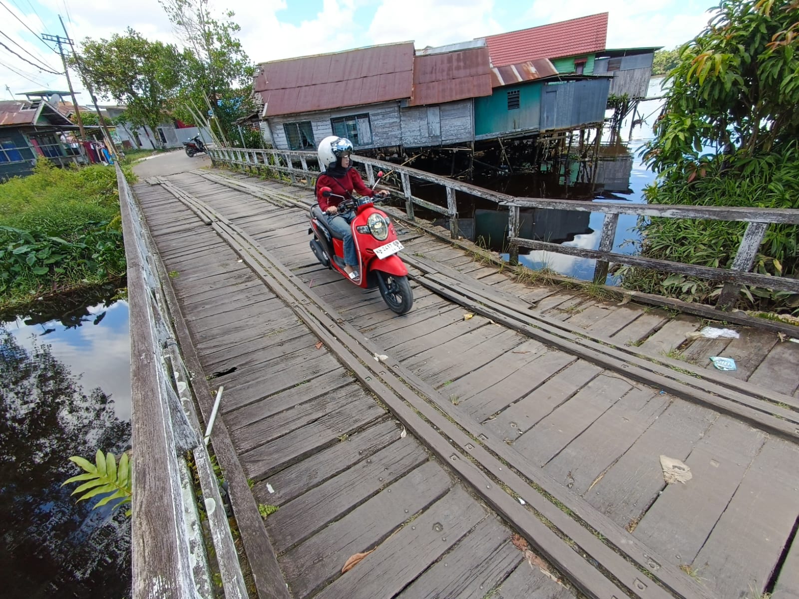 Kondisi Jembatan Ulin di Jalan Iskandar, Sampit, tampak melengkung dan memprihatinkan. (Usay Nor Rahmad/Radar Sampit)
