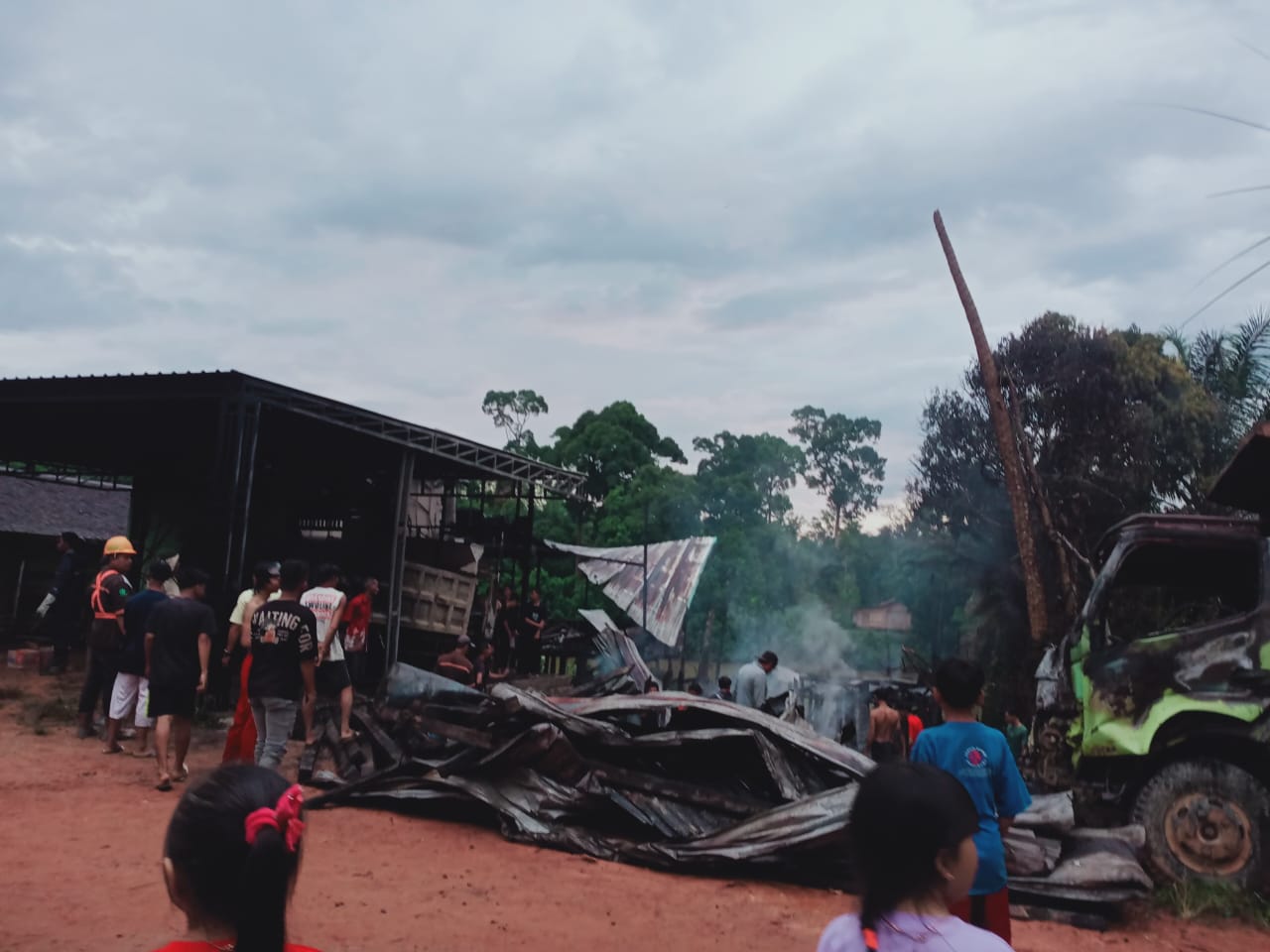Puing kembaran bangunan di Desa Tumbang Mangkup, Kecamatan Telaga Antang, Senin sore (3/11/2025).