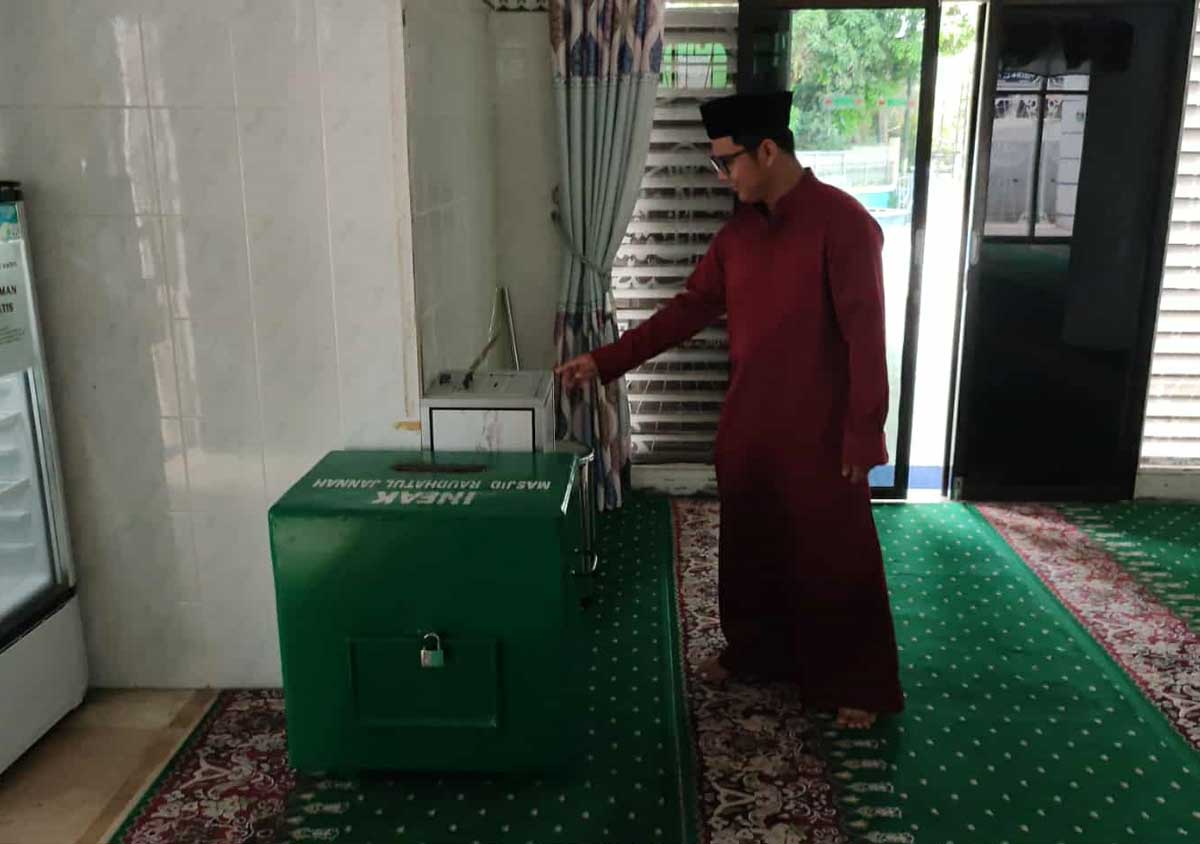 SASARAN MALING: Kaum Masjid Raudhatul Jannah di Jalan Thamrin, Palangka Raya, menunjukan tempat kotak amal masjid yang sempat jadi incaran pencuri.