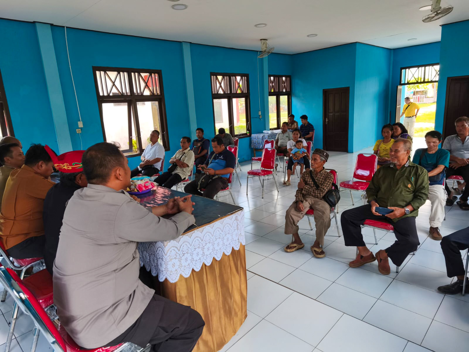 Anggota Polsek Danau Sembuluh bersama pengelola lahan jagung di Kecamatan Seruyan Raya, Selasa (4/11).