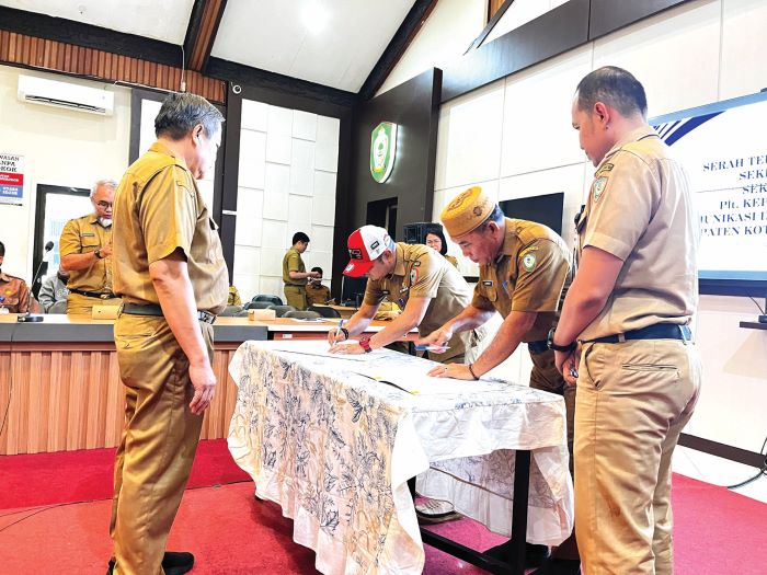 SERTIJAB: Sertijab Sekretaris Sekaligus Plt Kepala Diskominfo Kotim, Selasa (4/11/2025) siang. FOTO: YUNI/RADAR SAMPIT
