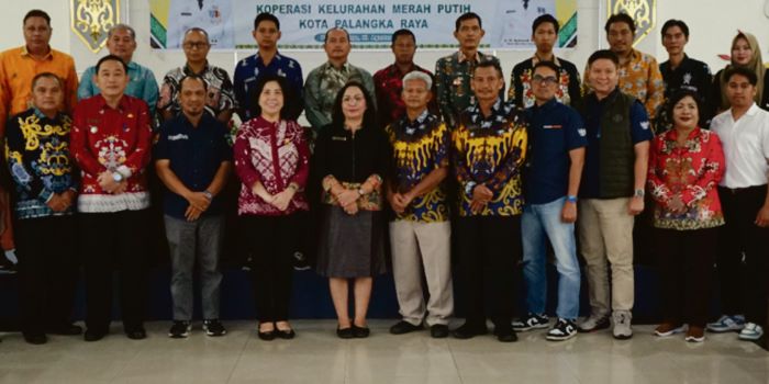 FOTO BERSAMA : Jajaran Dinas Perdagangan, Koperasi, UKM, dan Perindustrian (DPKUKMP) Kota Palangka Raya berfoto bersama saat menghadiri kegiatan. FOTO: IST/RADAR SAMPIT