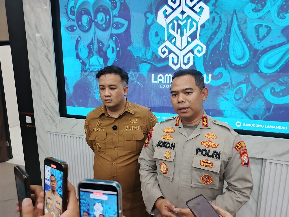 Bupati Lamandau Rizky Aditya Putra (kiri) memberikan keterangan usai rapat persiapan festival babukung.