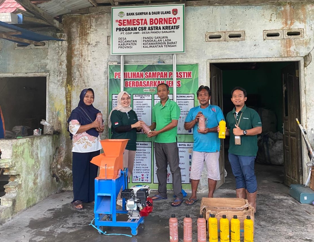 Asisten Corporate Social Responsibility PT GSIP-AMR, Pingkan Nabilla saat penyerahan bantuan secara simbolis kepada pengelola Bank Sampah Semesta Borneo  Eko Wardi. (HO-AAL/Radar Sampit)