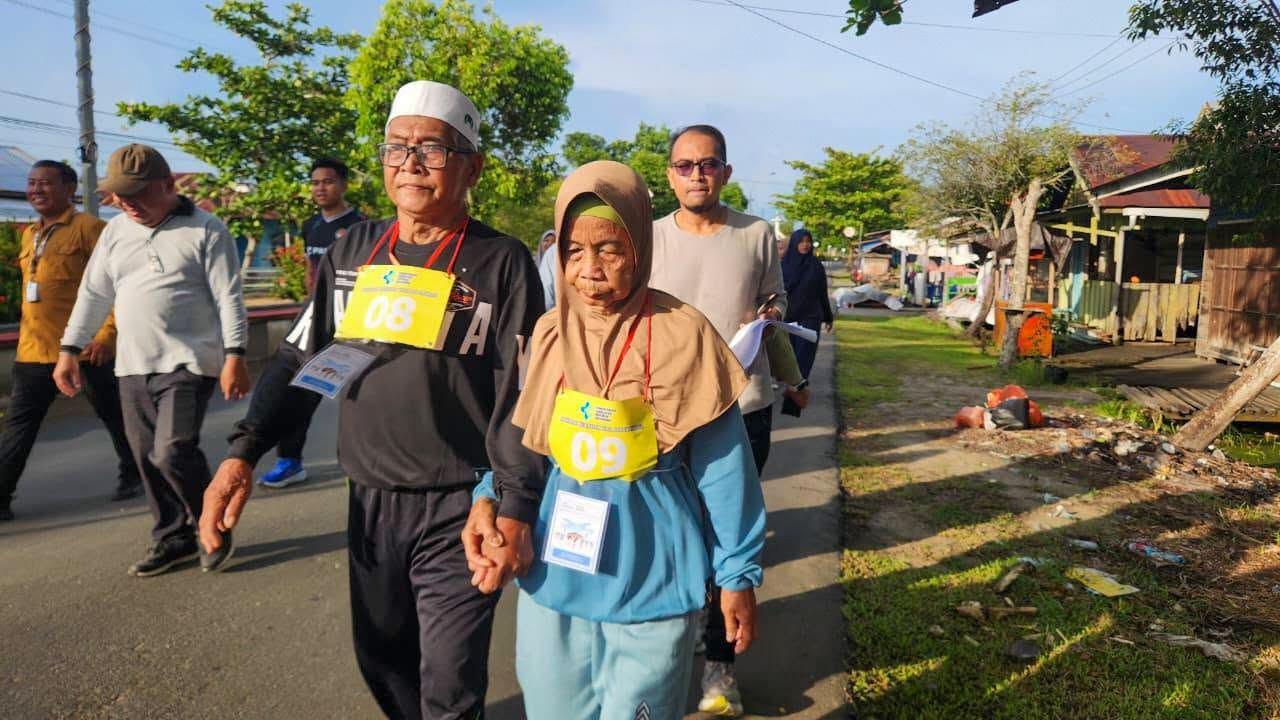 Sejumlah Calon Jamaah Haji (CJH) Kabupaten Seruyan saat mengikuti tes kebugaran dengan berjalan santai, Rabu (5/11).
