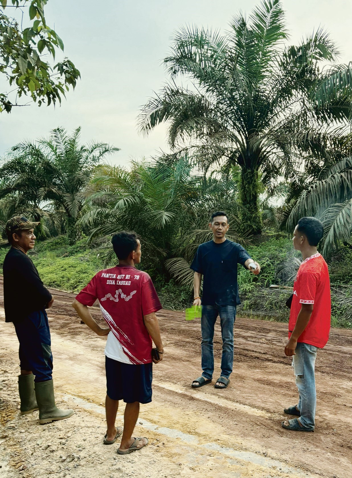 PEMBANGUNAN : Andi Lala bersama warga saat mengecek pembangunan jalan baru yang dilaksanakan pihak swasta (perusahaan) di Kecamatan Parenggean. FOTO: DPRD KOTIM/RADAR SAMPIT