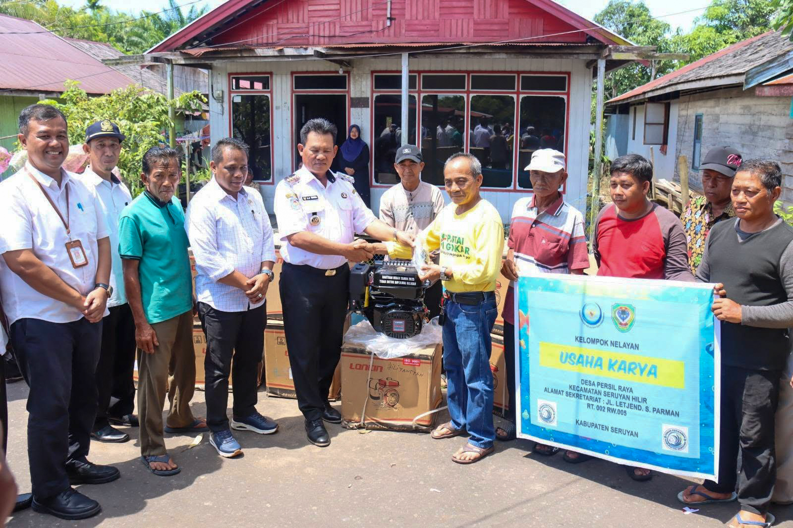 Bupati Seruyan Ahmad Selanorwanda saat menyerahkan bantuan mesin dan perlengkapan penangkapan ikan kepada perwakilan kelompok nelayan, Rabu (5/11).
