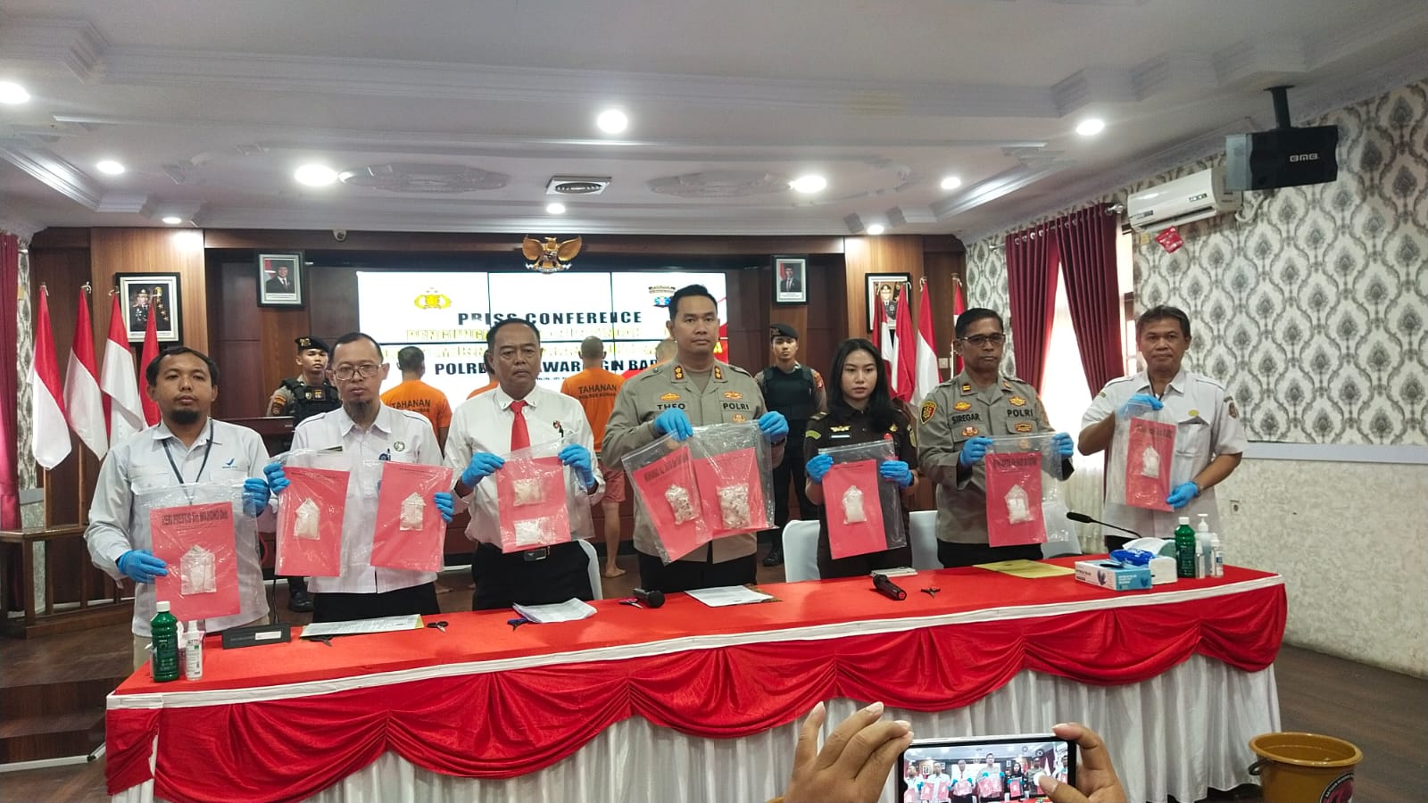 Pemusnahan narkoba jenis sabu oleh Kapolres Kobar beserta BPOM, Kejaksaan, Dinas Kesehatan sekaligus dihadirkan sebagian tersangka pada Rabu 5 November 2025. Syamsudin/Radar Sampit