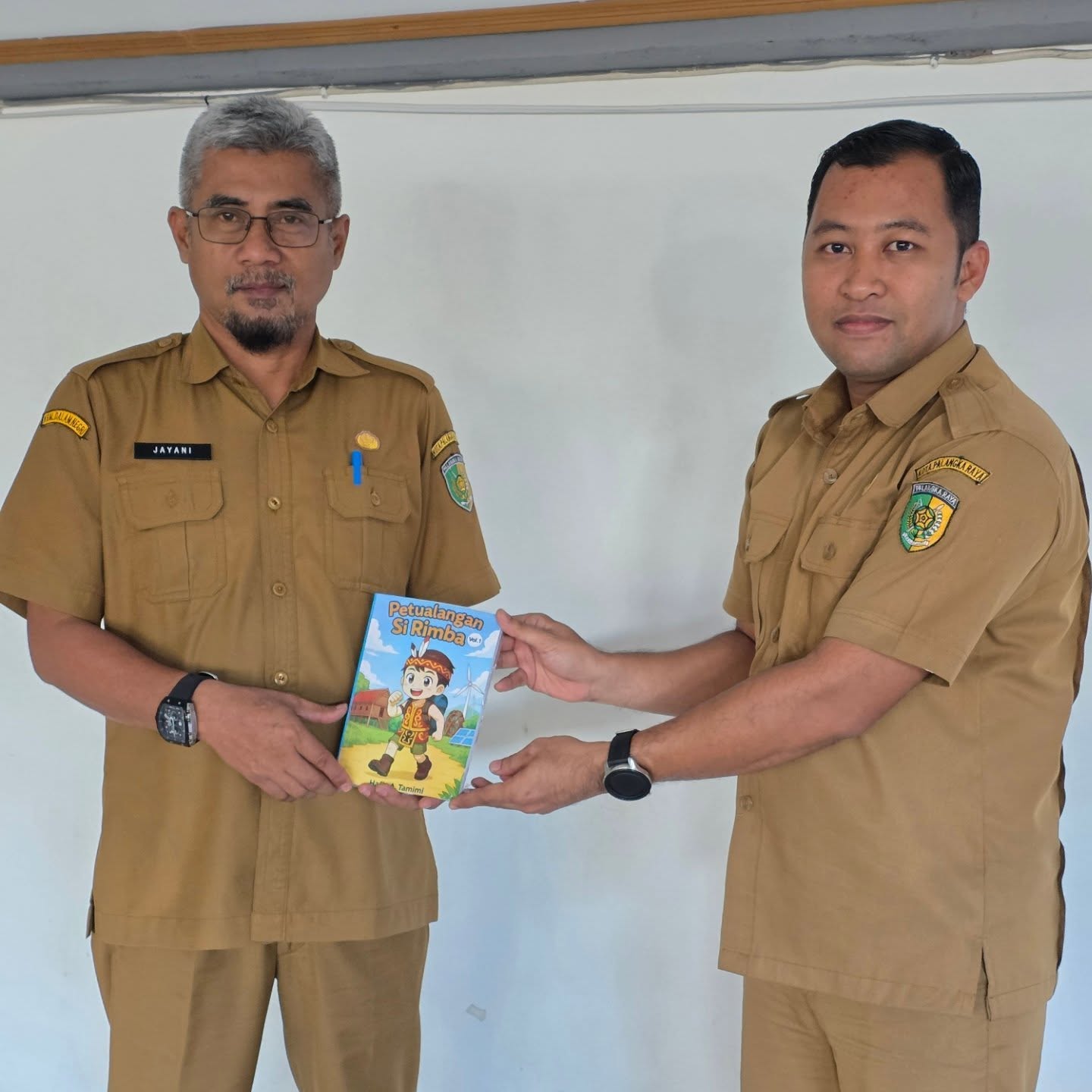 Kepala Dinas Pendidikan Kota Palangka Raya saat bersama salah satu guru berprestasi di lingkup satuan pendidikan di Kota Palangka Raya.