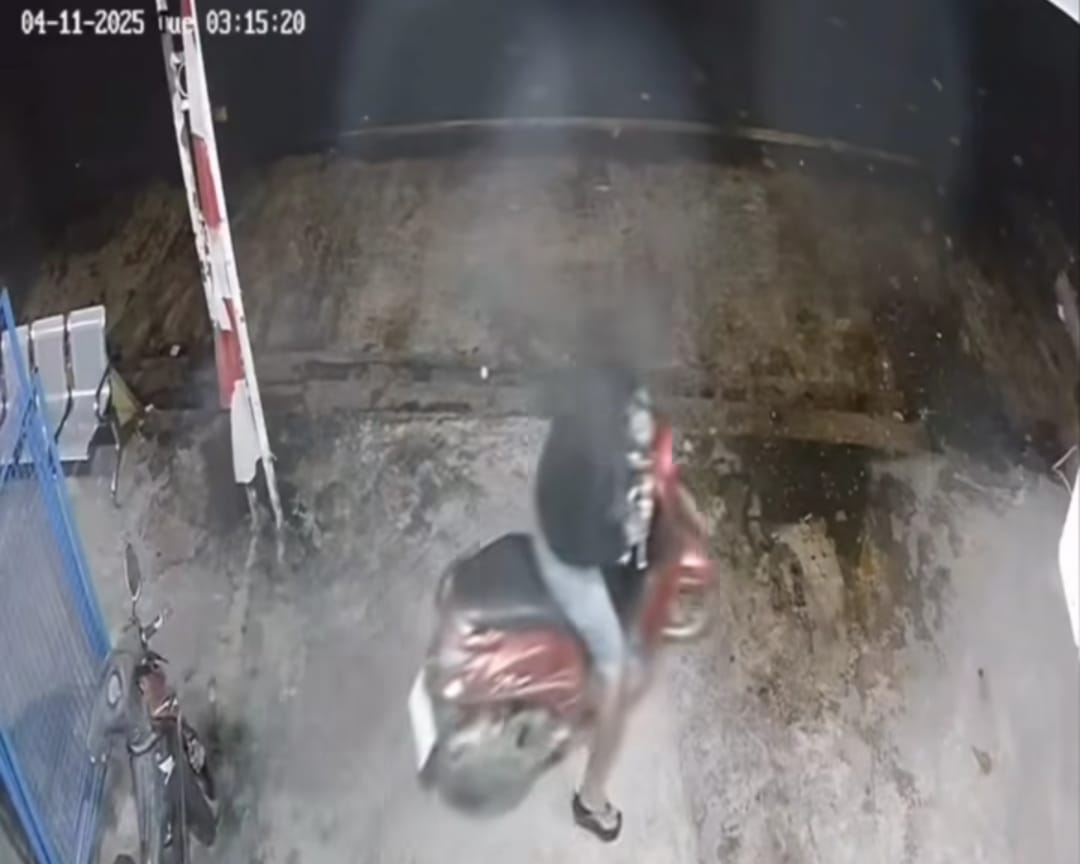 Aksi pencurian sepeda motor di Jalan KS Tubun Sampit, dalam rekaman kamera pengawas, Selasa (4/11/2025).