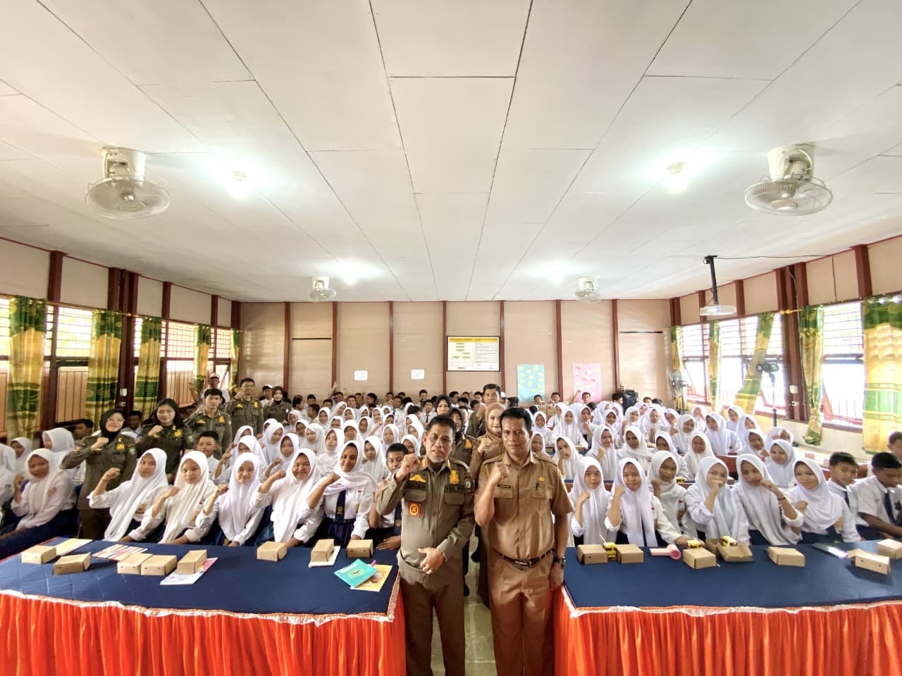 Sosialisasi program &lsquo;Pacar Genit&rsquo; dan Kawasan Tanpa Rokok yang dilaksanakan di SMPN 1 Cempaga, Senin (03/11).