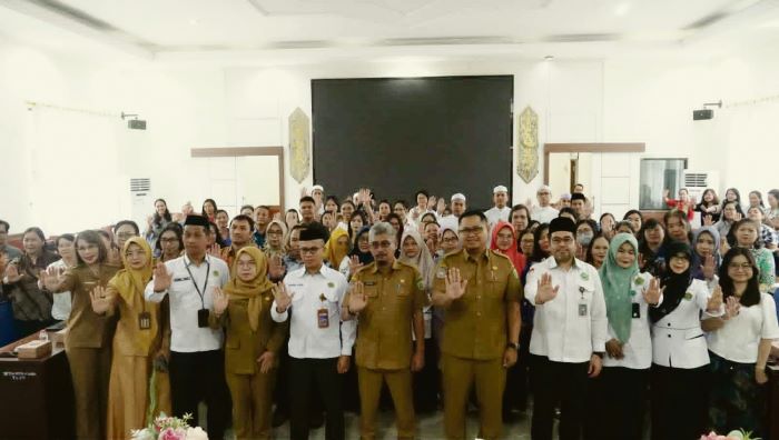 HADIR : Kepala Disdik Kota Palangka Raya  sekaligus Plt Asisten Administrasi Umum Setda Kota Palangka Raya Jayani menghadiri sosialisasi