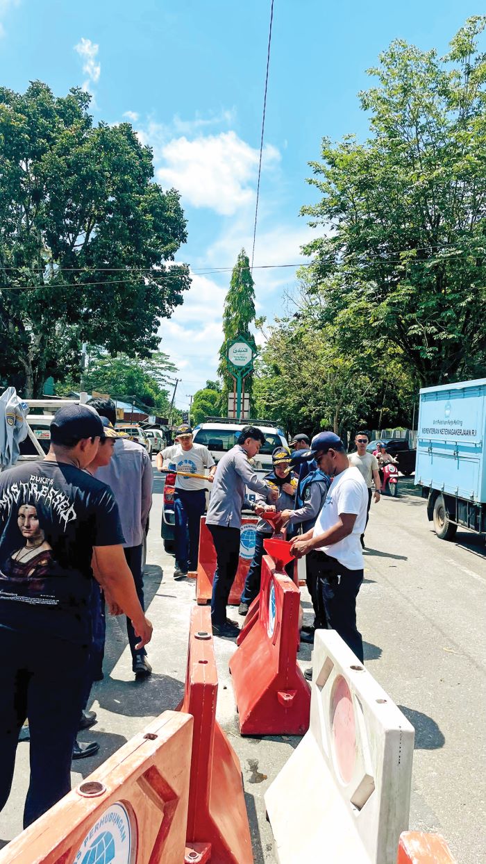 RAWAN LAKA: Petugas melakukan penutupan U-Turn di rawan kecelakaan di Jalan HM Arsyad, Sampit, Rabu (5/11/2025). DISHUB KOTIM/ADAR SAMPIT