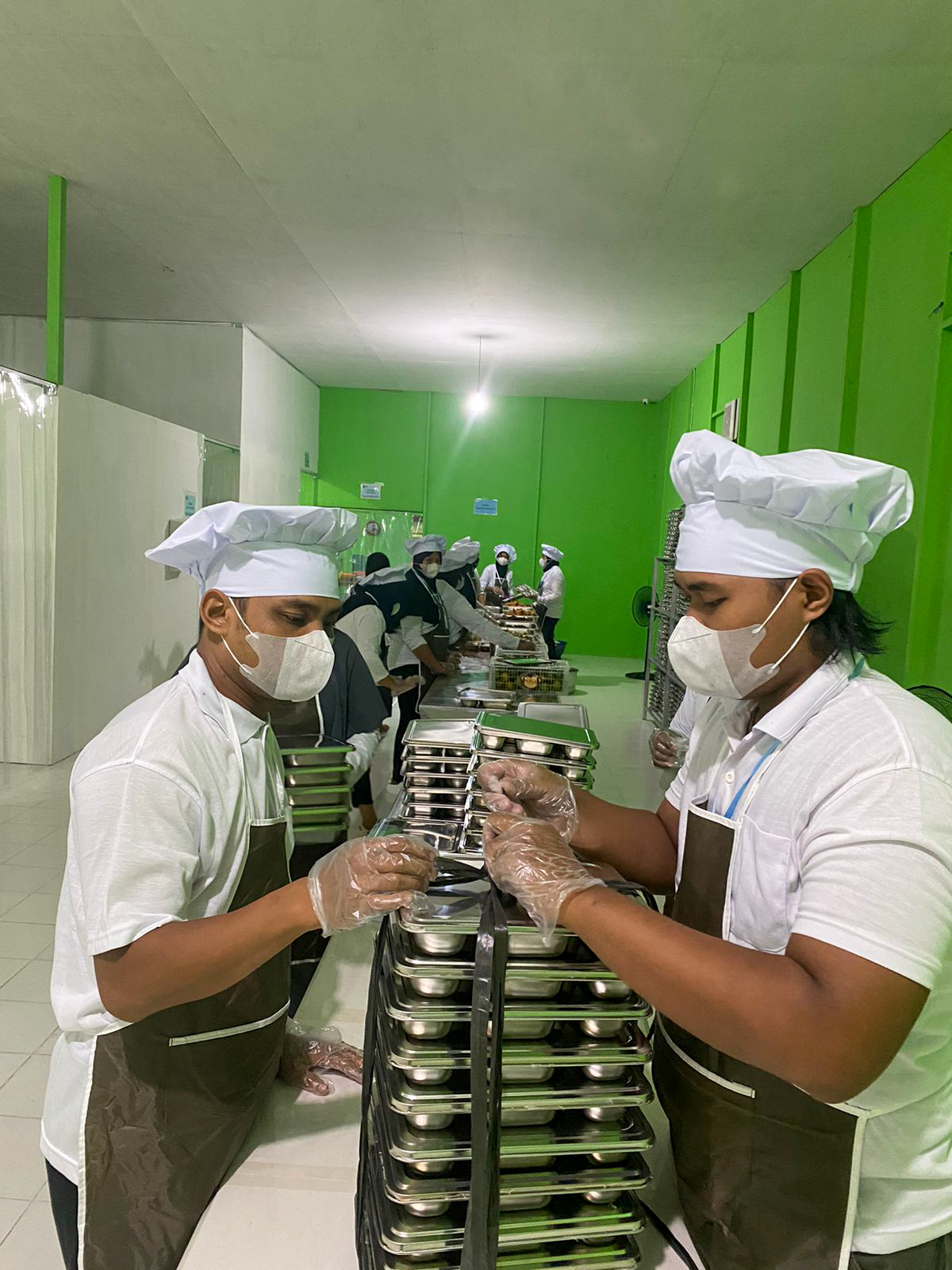 Proses pengolahan bahan makanan di dapur MBG Seruyan Hilir, dilakukan ketat dan higienis. Rabu (5/11).