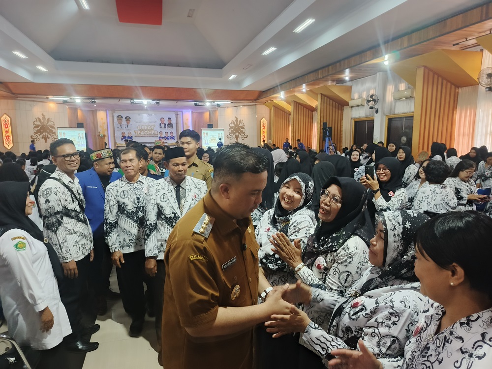 Bupati Lamandau disambut antusias oleh ribuan guru yang menghadiri seminar.