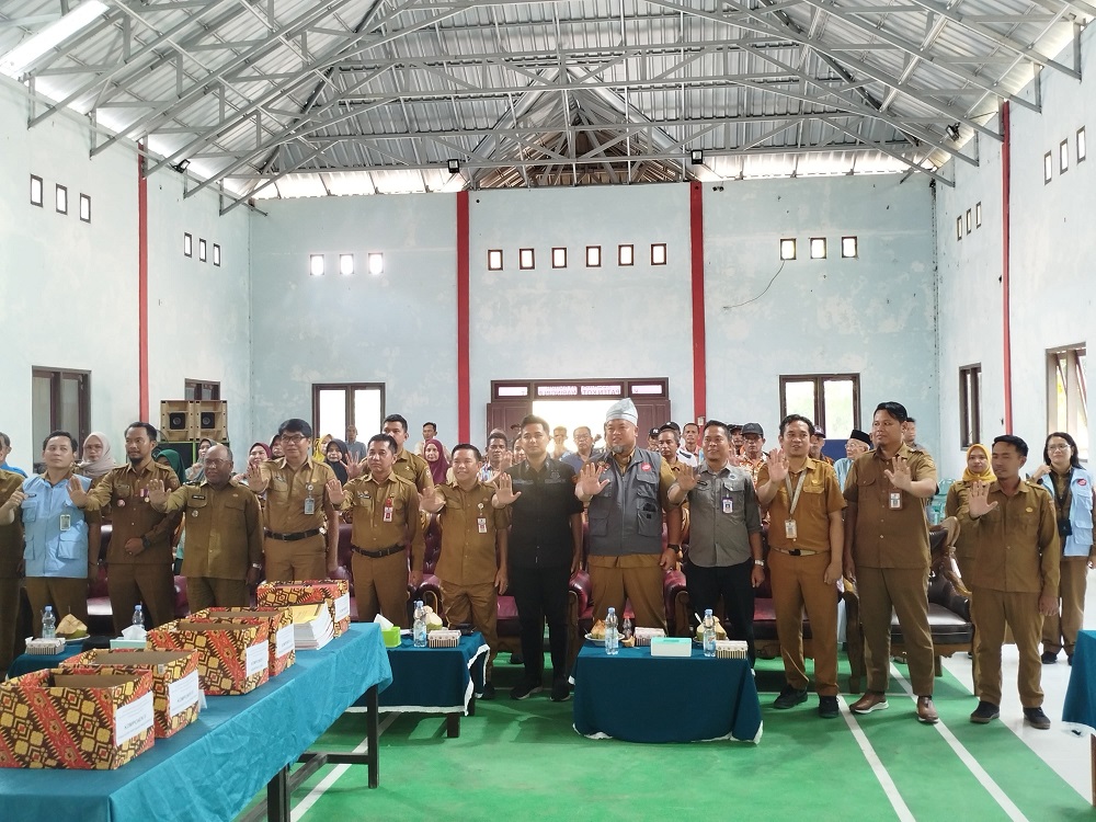 Tim penilai dari Provinsi Kalteng beserta jajaran pemkab Kobar saat berada di Desa Sebuai Selasa 4 November 2025