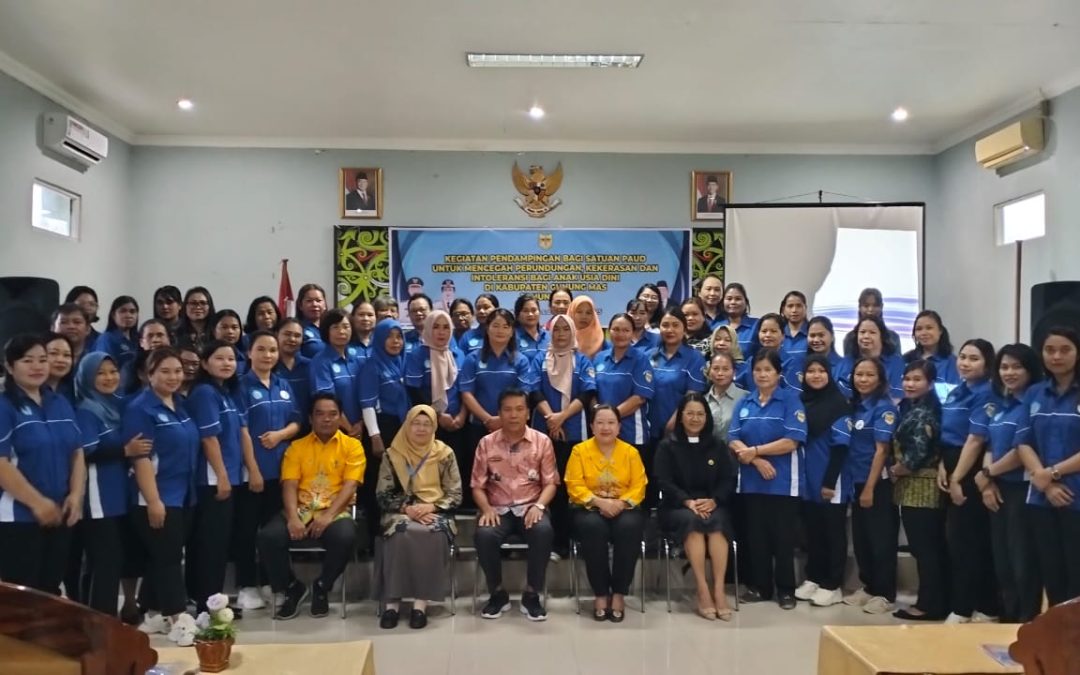 Para peserta kegiatan pendampingan mencegah perundungan, kekerasan, dan intoleransi bagi anak usia dini tahun 2025, ketika berfoto bersama.