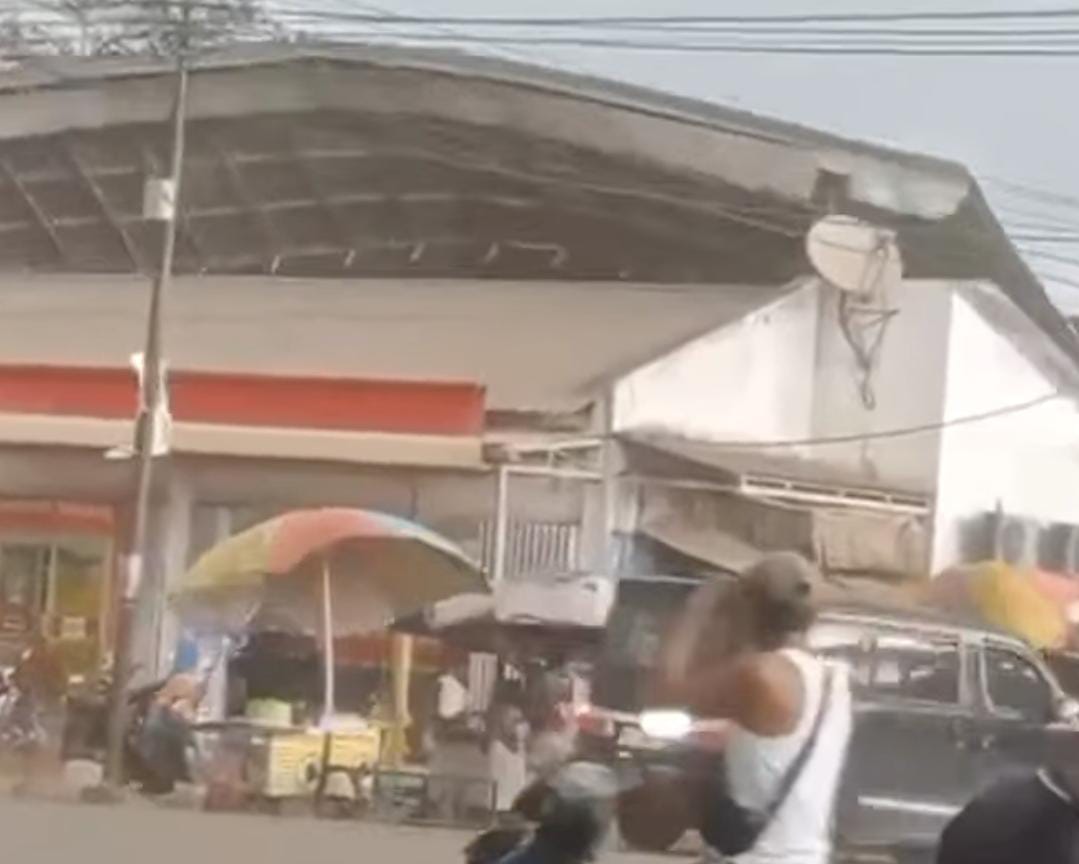 TERANGKAT: Tangkapan layar saat sebuah genteng mini market copot saat diterjang angin kencang, Desa Pelantaran, Kecamatan Cempaga Hulu, Kabupaten Kotim, Kamis (6/11) siang.&nbsp;ILHAM/RADAR SAMPIT