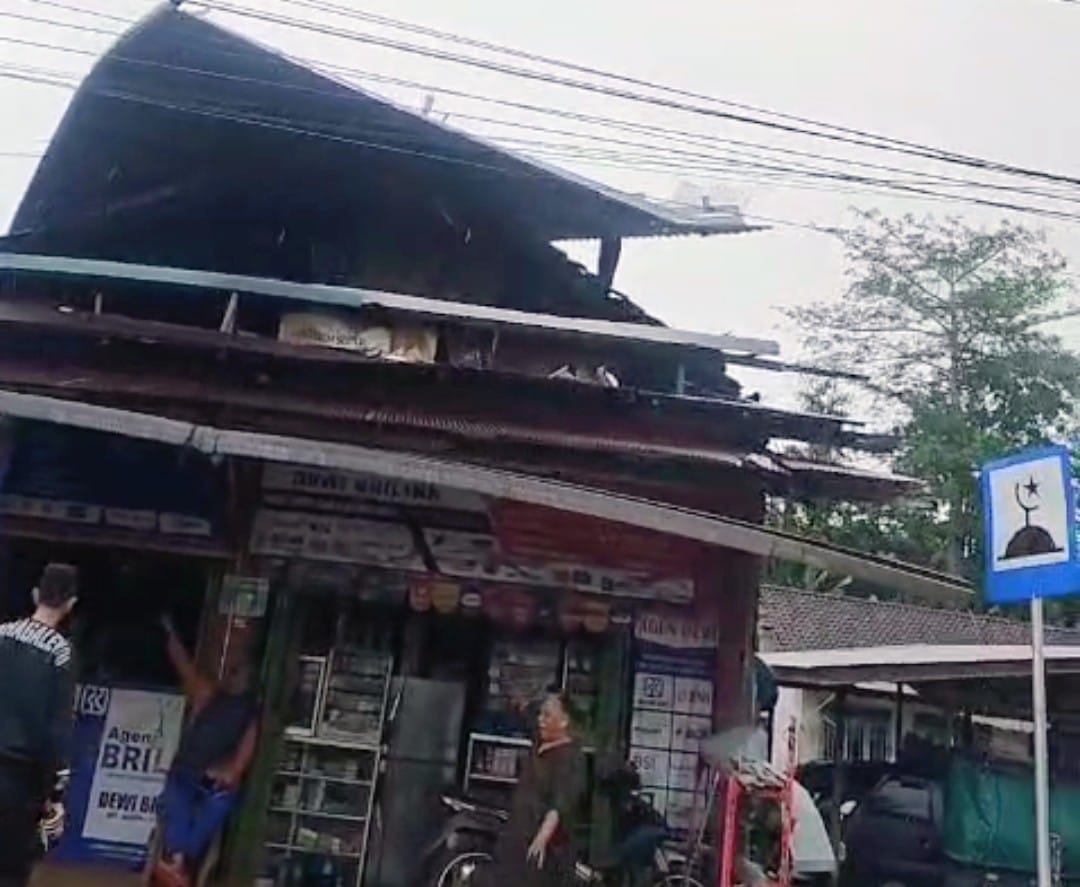 Atap Minimarket yang terbang diterpa angin kencang masih berada di atas bangunan rumah milik warga Desa Pelantaran, Kecamatan Cempaga Hulu, Kamis (6/11/2025).