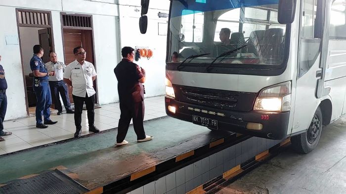 PELAYANAN: Kepala Dishub Kotim Raihansyah turun langsung memantau pelayanan uji KIR, Rabu (5/11/2025). FOTO: DISHUB KOTIM/RADAR SAMPIT
