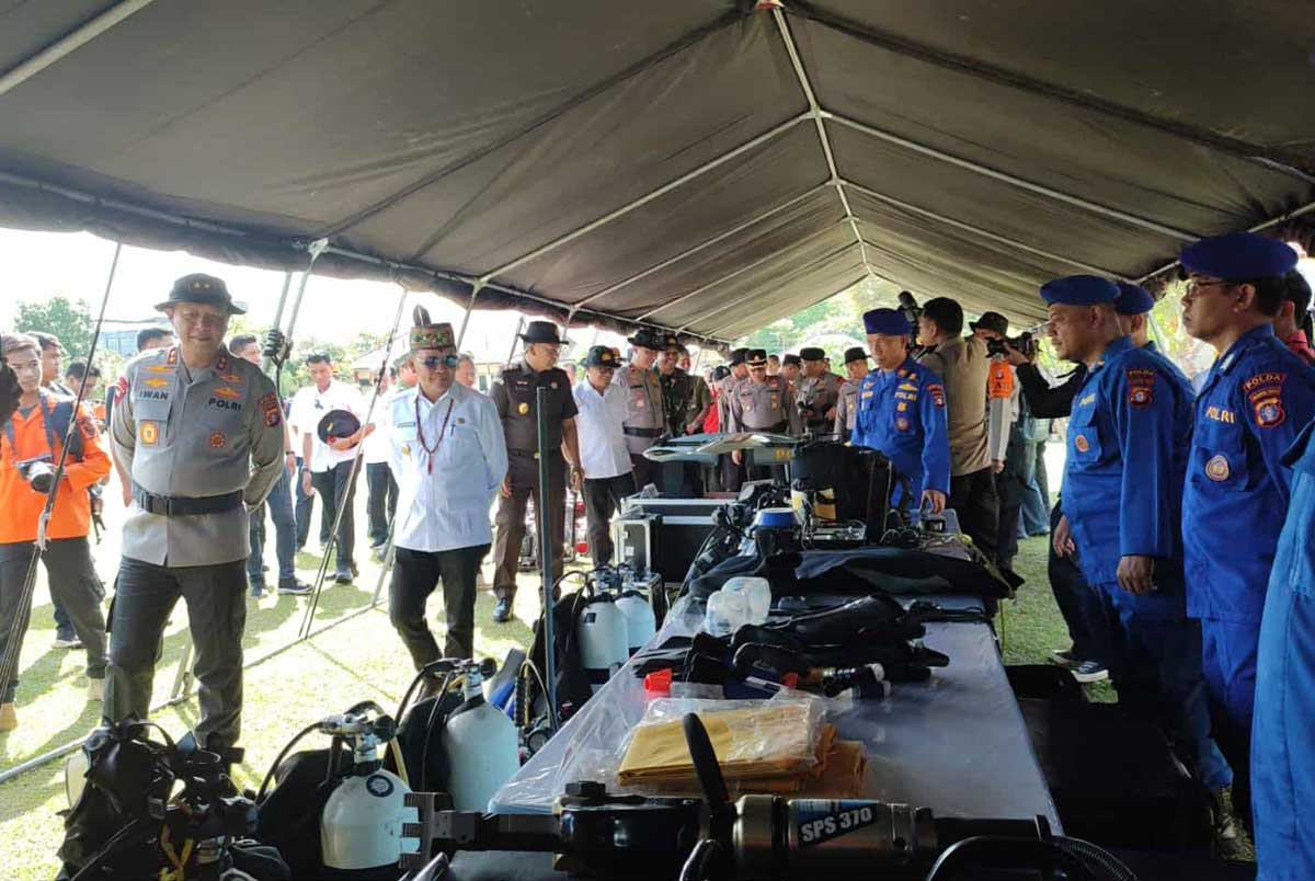 PENGECEKAN: Gubernur Kalteng Agustiar Sabran bersama Kapolda Kalteng Irjen Pol Iwan Kurniawan mengecek kesiapan peralatan di Lapangan Barigas Polda Kalteng, Rabu (5/11/2025).
