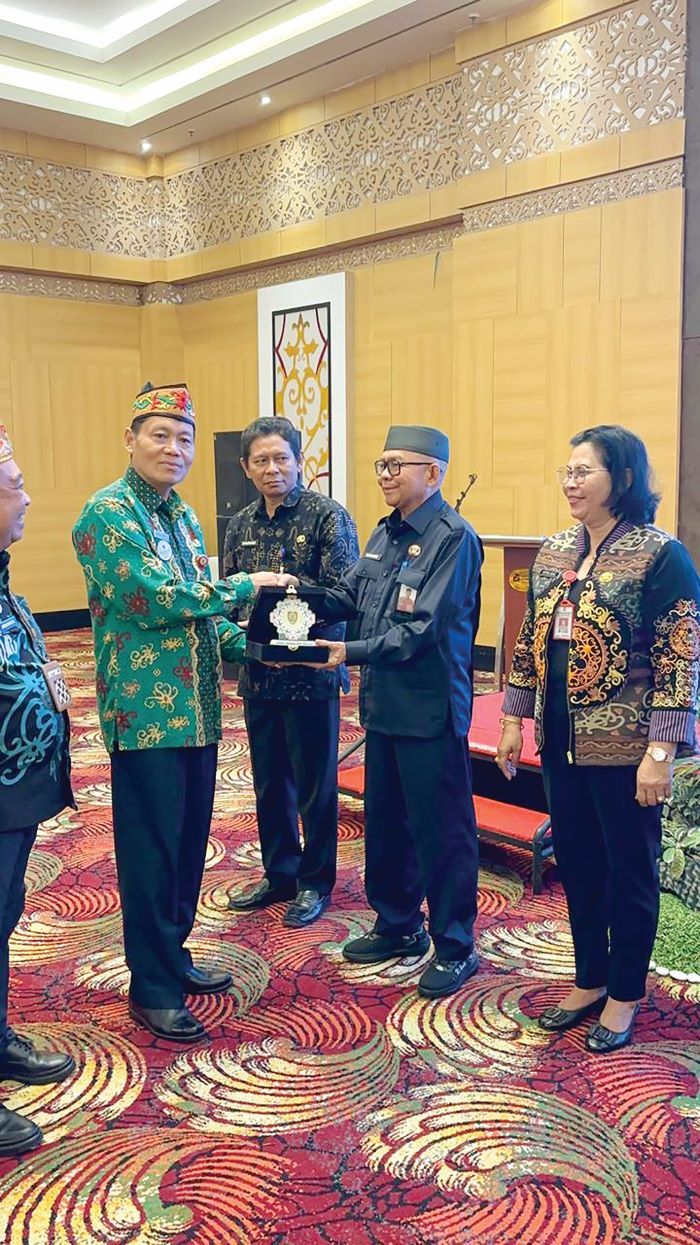 PENGHARGAAN: Kepala DLH Kotim Marjuki menerima penghargaan atas respons dalam pengelolaan sampah kabupaten/kota yang diserahkan langsung oleh staf Gubernur Kalteng, Kamis (6/11/2025). FOTO: DLH KOTIM/