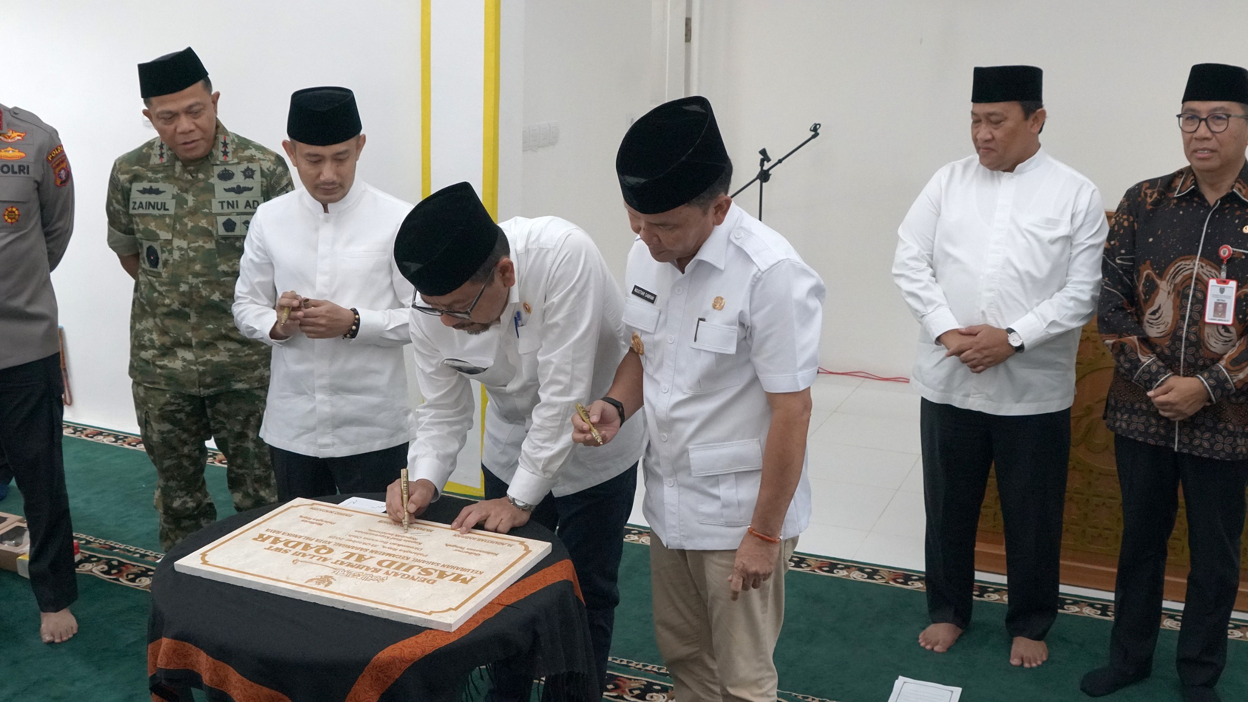 Penandatanganan prasasti peresmian masjid  oleh Kepala Staf Kepresidenan Muhammad Qodari, Gubernur Kalimantan Tengah H. Agustiar Sabran, dan Wali Kota Palangka Raya Fairid Naparin