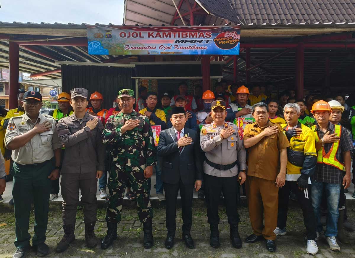 SINERGI: Kepala Kesbangpol Kotim Rihel, bersama Kapolres Kotim, AKBP Resky Maulana Zulkarnain saat berfoto bersama ojol dan buruh dalam menjaga kamtibmas, di Taman Kota Sampit, Selasa (4/11).
