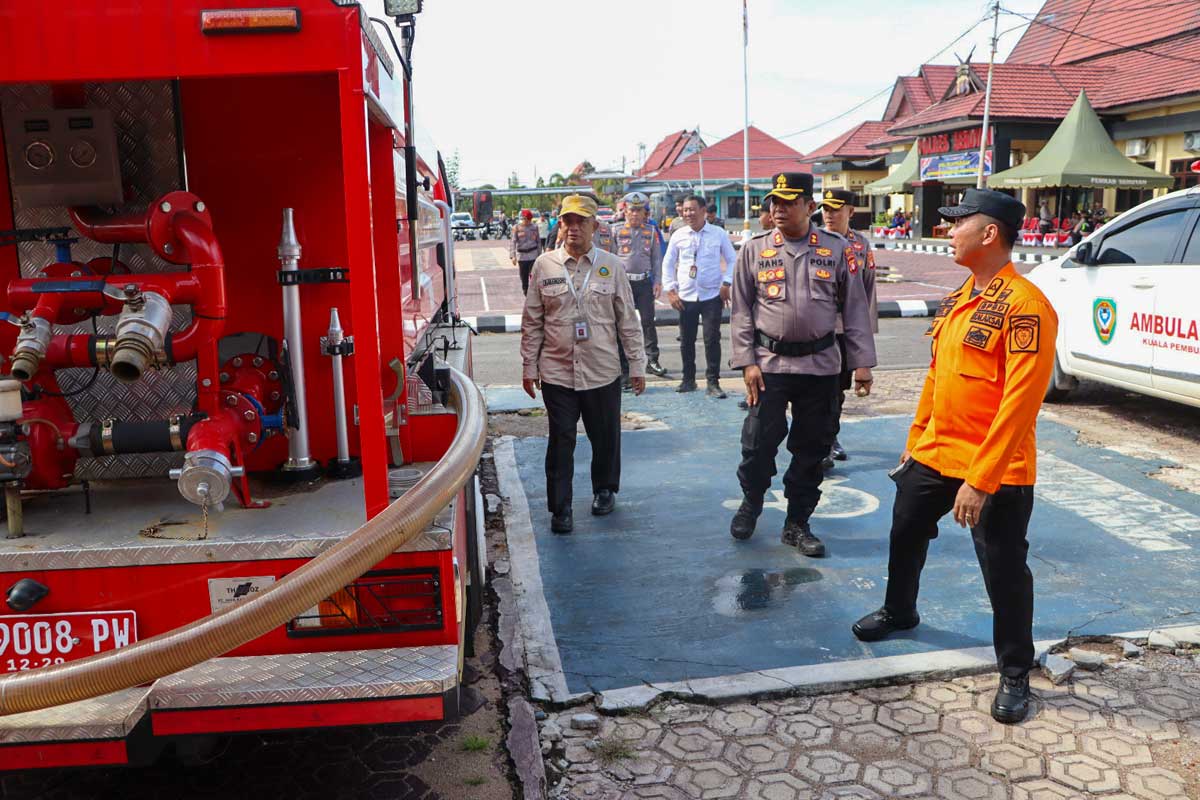 TANGGAP DARURAT: Kapolres Seruyan AKBP Han&rsquo;s Itta P memeriksa kesiapan sarana dan prasarana tanggap darurat bencana di halaman Mako Polres Seruyan, Rabu (5/11).