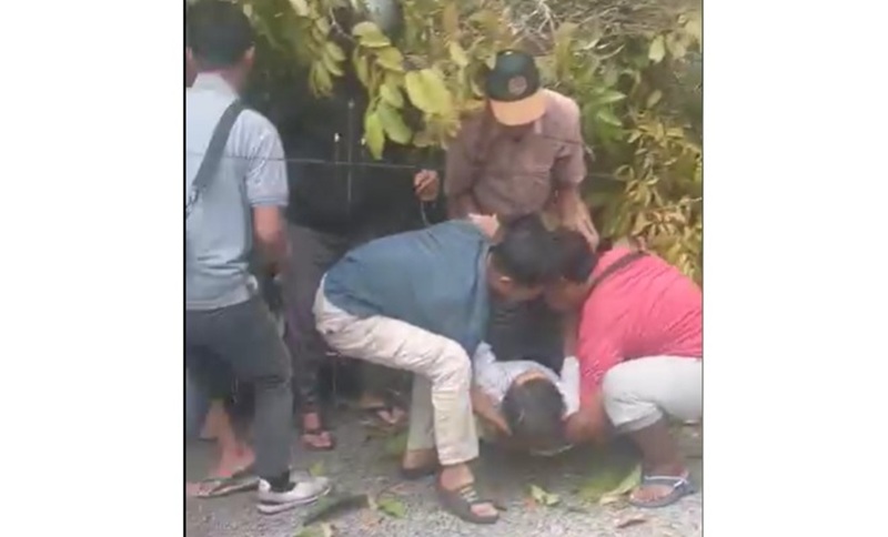 TERTIMPA POHON: Warga saat mengevakuasi korban tertimpa pohon tumbang di Jalan Patih Rumbih, Kota Palangka Raya, Kamis (6/11/2025) (warga/radar sampit)