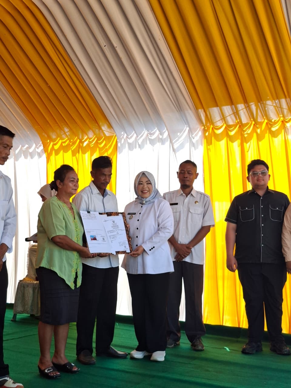 Bupati Kobar saat acara nikah massal dan memberikan secara simbolis dokumen pernikahan kepada salah satu pasangan nikah.