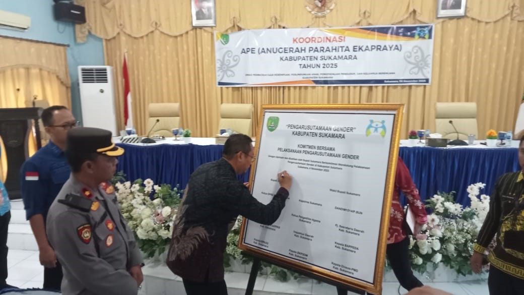 Bupati Sukamara Masduki saat menandatangi komitmen bersama terkait pengarusutamaan gender dalam acara koordinasi penilaian Anugerah Parahita Ekapraya