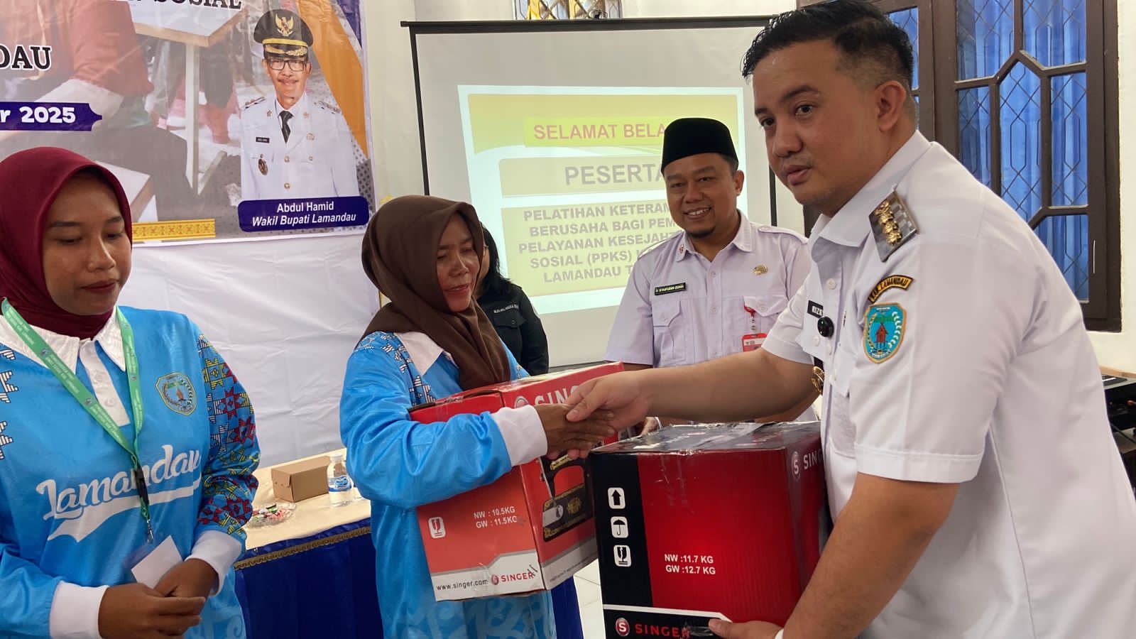 Pelatihan menjahit dibuka secara langsung oleh Bupati Lamandau Rizky Aditya di Aula Dinas Sosial Lamandau.