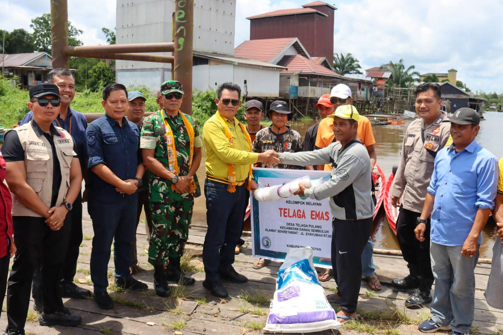 Penyerahan bantuan hibah mesin dan alat tangkap ikan kepada kelompok nelayan di Desa Telaga Pulang, Kecamatan Danau Sembuluh.
