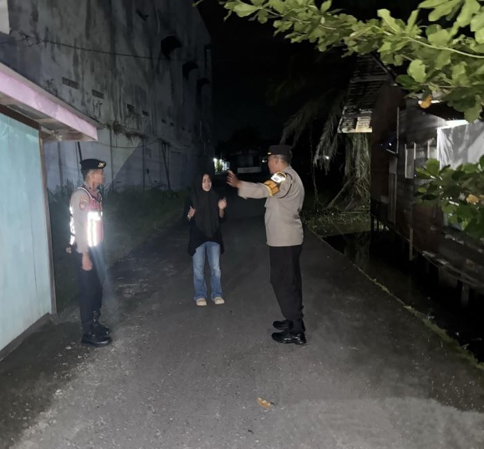 CEK TKP : Anggota Polres Kobar respons mendatngi TKP dan meminta keterangan korban begal. FOTO POLRES KOBAR/RADAR SAMPIT