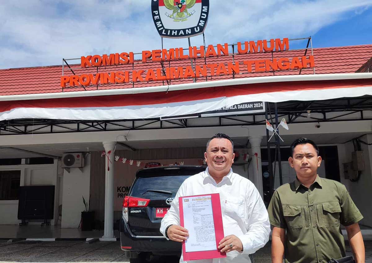 PERJUANGKAN HAK: Dodi Ramosta Sitepu mendatangi KPU Kalteng mendesak pembatalan surat usulan PAW, Jumat (7/11).