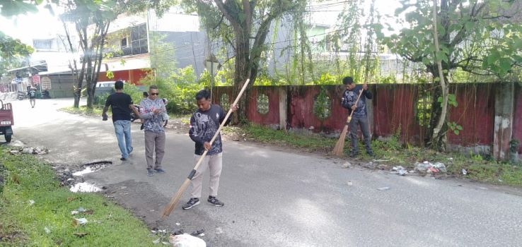 JAGA KEBERSIHAN : Lurah Mentawa Baru Hilir bersama staf kelurahan, RT RW setempat membersihkan sampah berserakan di pinggir Jalan Haji Ahmad, Sampit, Jumat (7/11/2025) pagi. FOTO: LURAH MB HILIR/RASAM