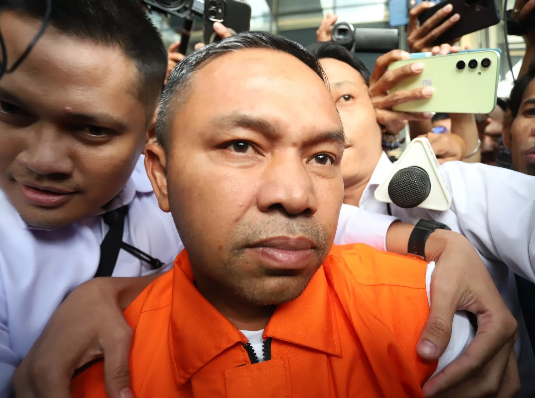 Tersangka UPT Jalan dan Jembatan di Dinas PUPR Riau, Gubernur Riau Abdul Wahid munuju mobil tahanan di Gedung KPK, Jakarta, Rabu (5/11/2025). (Dery Ridwansah/ JawaPos.com)