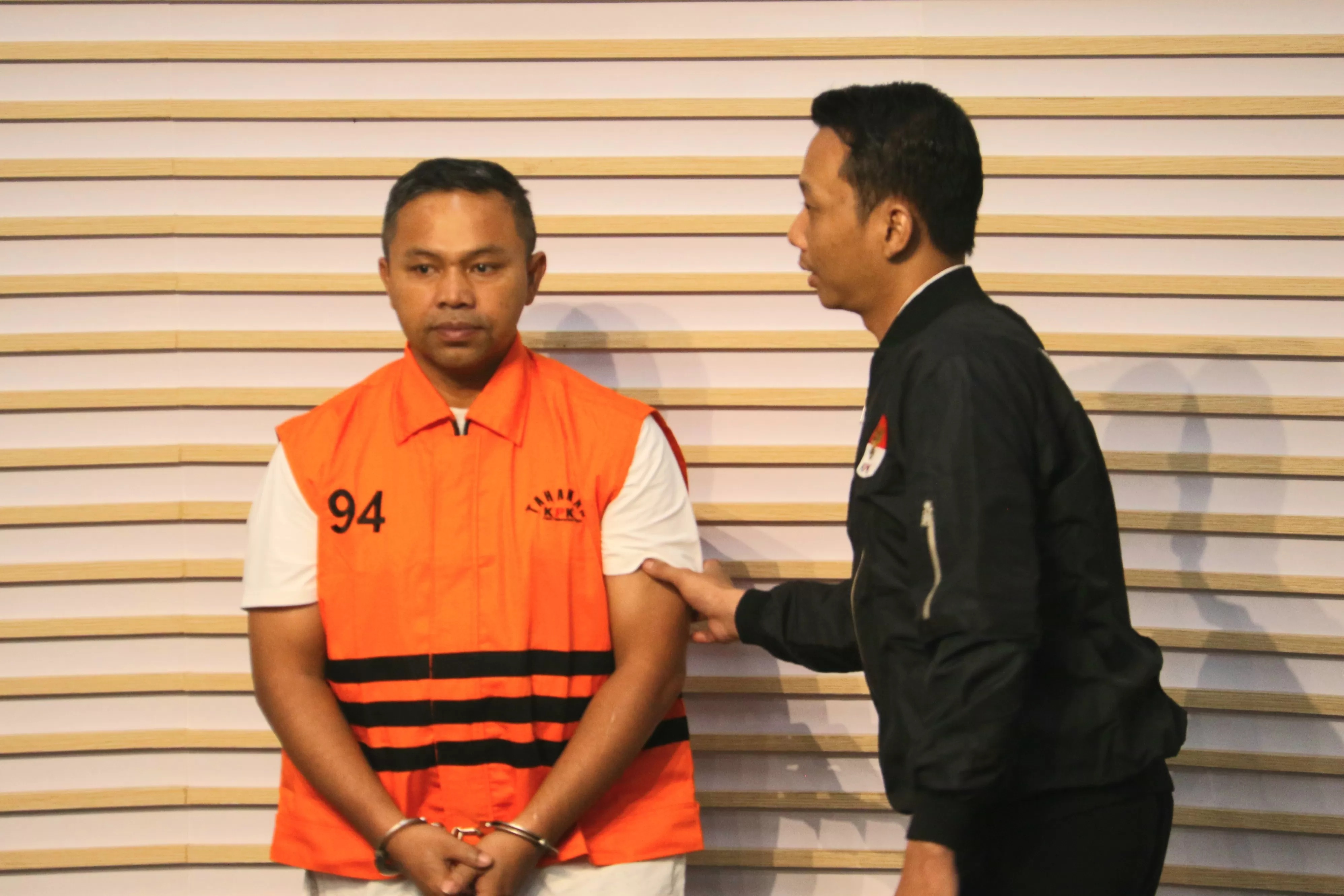 Tersangka UPT Jalan dan Jembatan di Dinas PUPR Riau, Gubernur Riau Abdul Wahid dihadirkan Konferensi Pers penetapan tersangka di Gedung KPK, Jakarta, Rabu (5/11/2025). (Dery Ridwansah/JawaPos.com)
