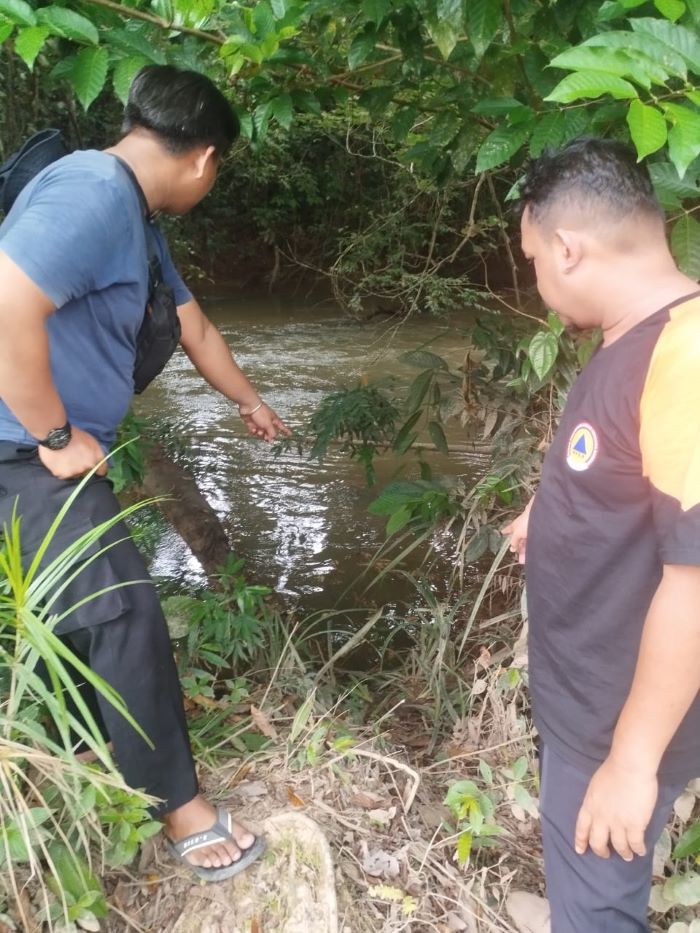 CEK TKP: Petugas mendatangi lokasi korban dilaporkan hilang di hutan. FOTO: BPBD LAMANDAU/RADAR SAMPIT