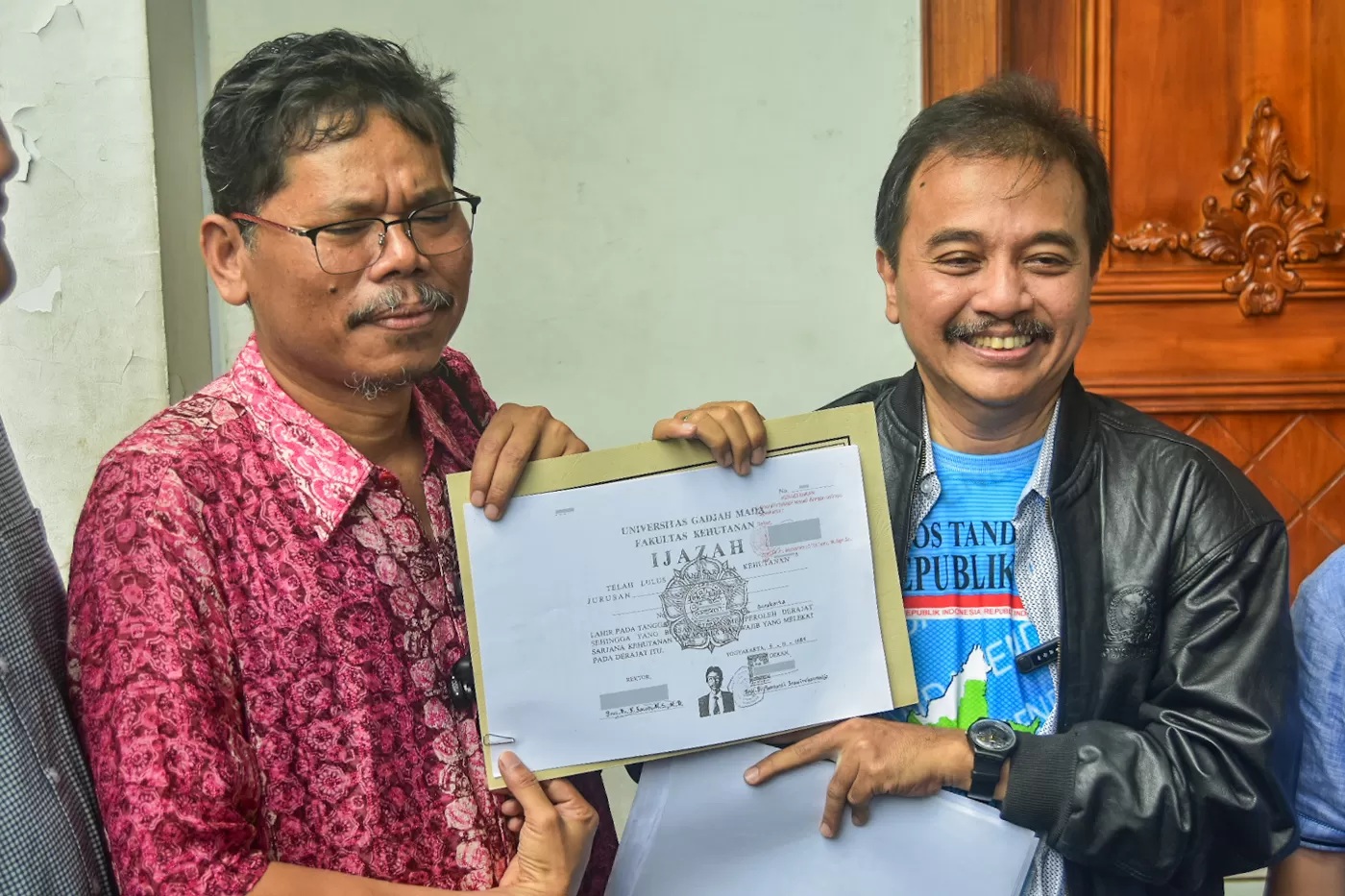 Pakar Telematika Roy Suryo bersama Pengamat Kebijakan Publik Bonatua Silalahi dan tim lainnnya memperlihatkan salinan foto copy ijazah presiden ke-7 RI Joko Widodo