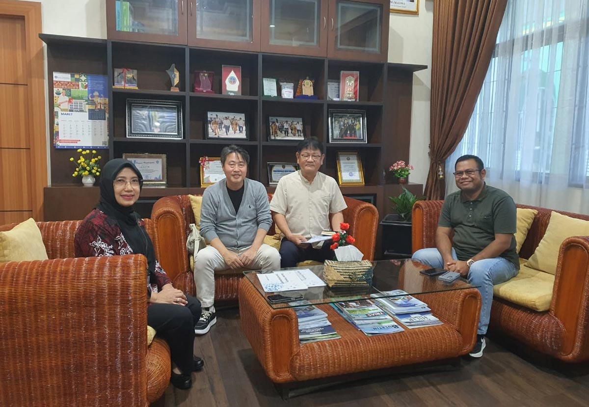 KUNJUNGAN: Investor asal Korea didampingi Susilo saat berkunjung ke Dinas Tanaman Pangan, Hortikultura, dan Peternakan Kalteng.