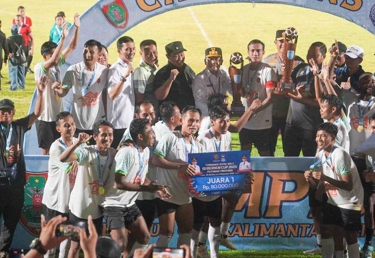 JUARA: Gubernur Kalteng Agustiar Sabran, Wagub Edy Pratowo, dan Kapolda Irjen Pol Iwan Kurniawan foto bersama juara Gubernur Kalteng Cup 2025.