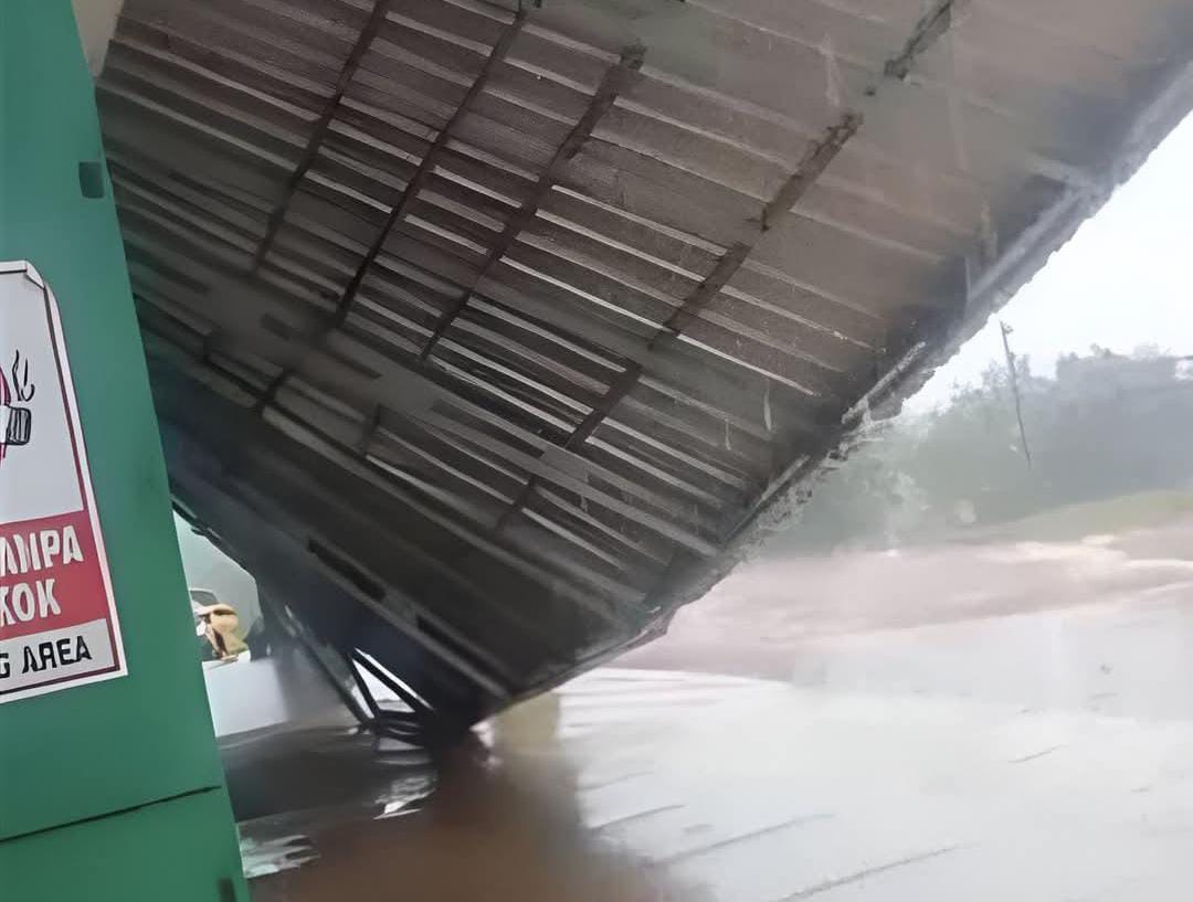 ROBOH: Kanopi Puskesmas Pundu roboh usai diterjang angin kencang Kamis (6/11/2025). (warga/radar sampit)