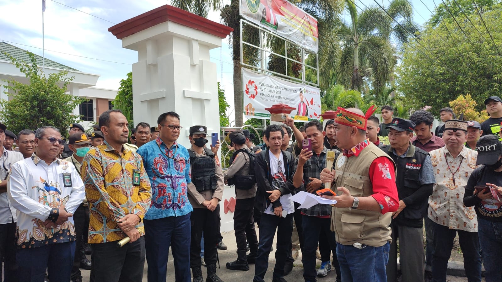 AKSI DAMAI: Aksi Damai Gerakan Dayak Anti Narkoba di Pengadilan Negeri Palangka Raya. (dodi/radar sampit)