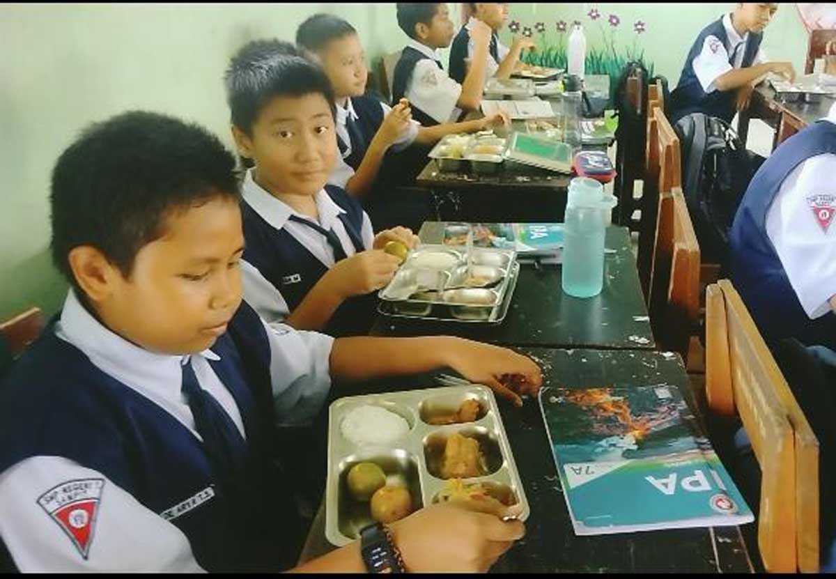 DIPASTIKAN AMAN: Ratusan siswa penerima manfaat di SMPN 1 Sampit menikmati menu makan bergizi gratis.