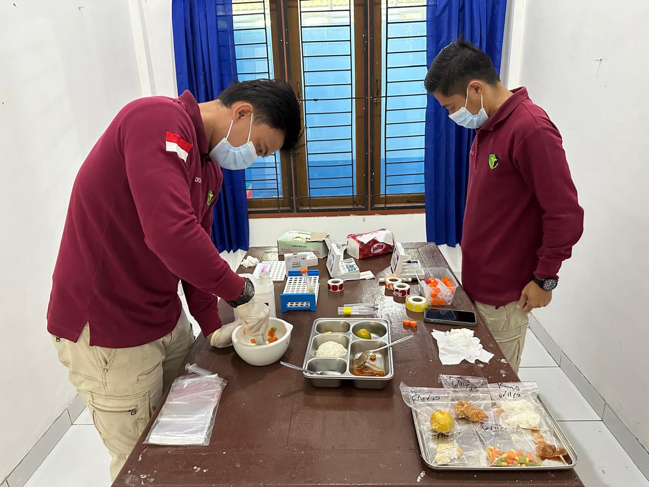 Tim Sidokkes Polres Gumas ketika melakukan uji organoleptik lengkap terhadap porsi MBG, Kamis (6/11).