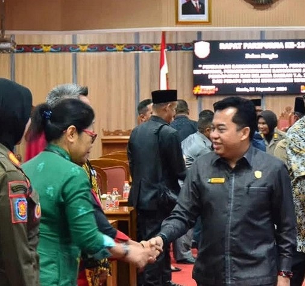 Ketua DPRD Kotim  Rimbun, menyalami para ASN dan forkopimda dalam salah satu agenda rapat paripurna, beberapa waktu lalu.